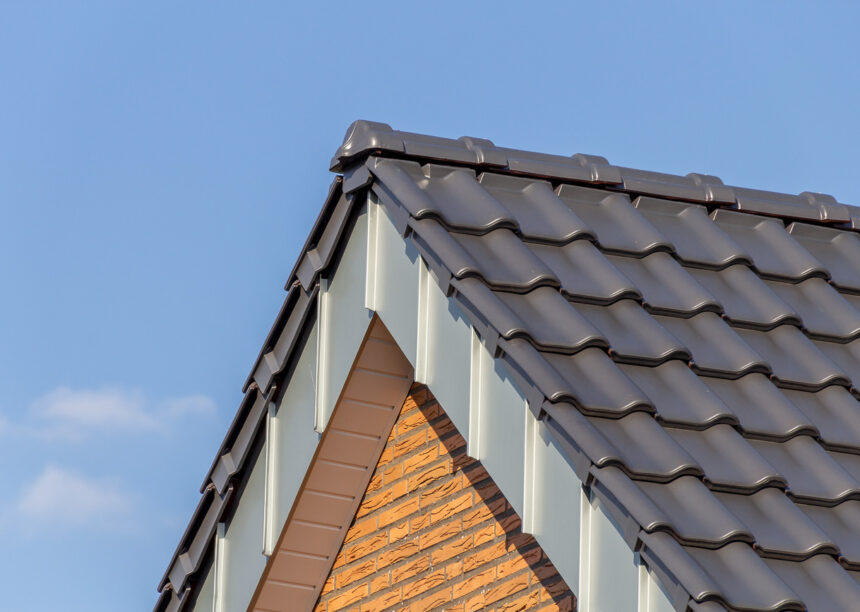 Saniertes Klinkerhaus mit J11v Flachdachziegel auf Satteldach mit Fokus auf den Giebel und Ortgänge
