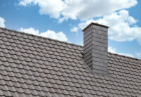Dachdetails von Dach mit unserem lavagrauen matten Dachziegel J11v