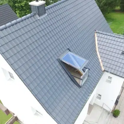 Vogelperspektive von Haus mit Dachterrasse und J11v Dach in der dezenten Glasur lavagrau matt