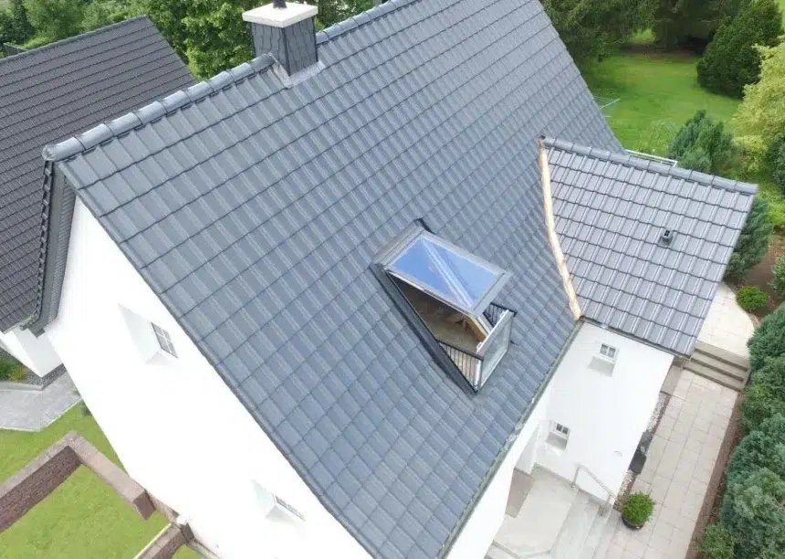 Vogelperspektive von Haus mit Dachterrasse und J11v Dach in der dezenten Glasur lavagrau matt