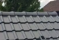 Vogelperspektive von Haus mit zwei Stockwerken und Dachterrasse und J11v Dach in der dezenten Glasur lavagrau matt mit Ziegel und Dachdetails