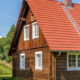 Holzhaus mit Flachdachziegel J11v in toskanarot matt gedeckt