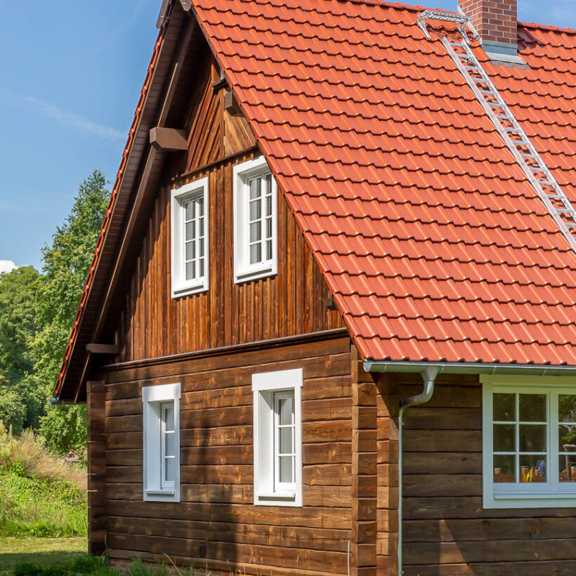 Holzhaus mit Flachdachziegel J11v in toskanarot matt gedeckt
