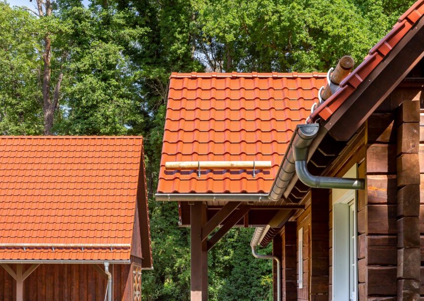 Toskanrot matt Glasur aus der Collection Avantgarde auf Holzhaus mit Nebengebäude und Hofstelle