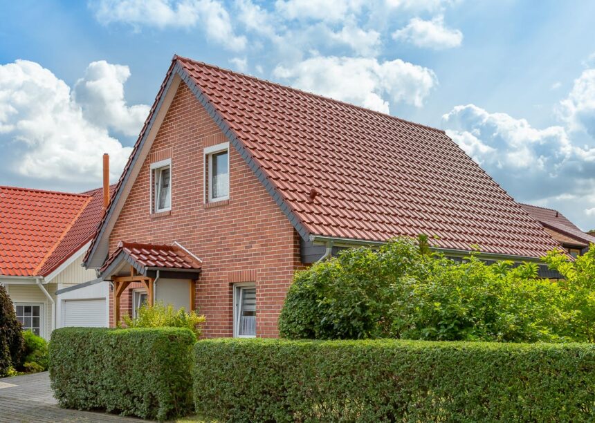 Klinkerhaus mit toskanrot matt auf dem Satteldach von der Straßenseite aus fotografiert