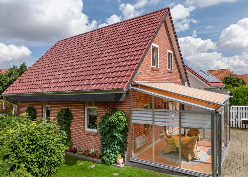 Klinkerhaus mit toskanrot matten Dachziegel J11v auf dem Satteldach