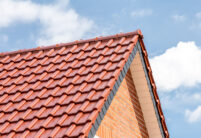 Klinkerhaus mit toskanrot matt auf dem Satteldach mit Bildausschnitt Giebel und Ortgang