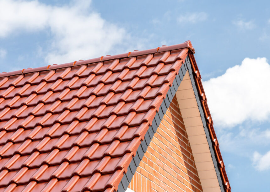 Klinkerhaus mit toskanrot matt auf dem Satteldach mit Bildausschnitt Giebel und Ortgang