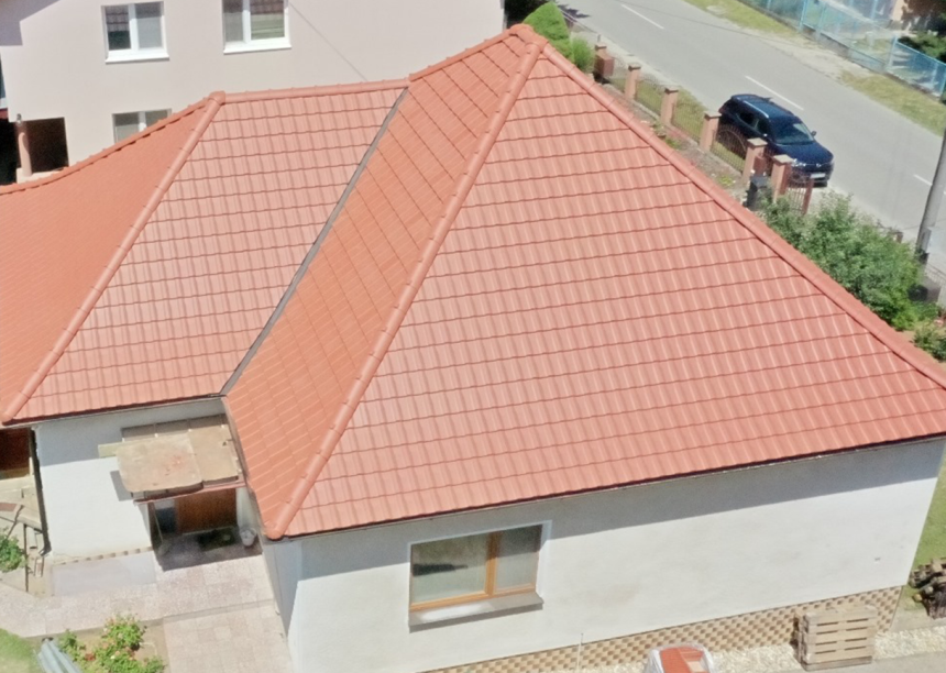Seitlicher Geamtanblick von Haus mit Dachflächet Z12v in naturrot samt Kehle, , Grat und Firstziegel