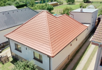 Seitliche Dachfläche, Grat und Firstziegel Z12v in naturrot
