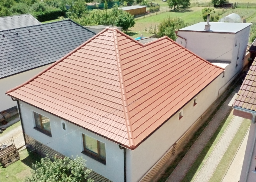 Seitliche Dachfläche, Grat und Firstziegel Z12v in naturrot