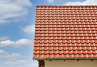 Einfamilienhaus mit Satteldach in toskanarot matt mit filigranem Deckbild