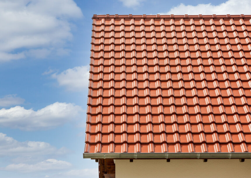 Einfamilienhaus mit Satteldach in toskanarot matt mit filigranem Deckbild