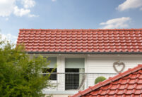 Einfamilienhaus mit Satteldach und Dachziegel J11v in toskanarot matt. Der Bildfokus liegt den First und Deckbild