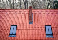 Schönes Deckbild auf Denkmalgeschütztes Parkwächterhaus im Lietzenseepark in Berlin mit Jacobi Dachziegel H2 in naturrot