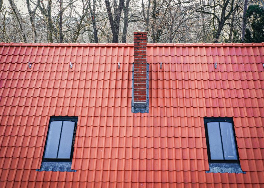 Schönes Deckbild auf Denkmalgeschütztes Parkwächterhaus im Lietzenseepark in Berlin mit Jacobi Dachziegel H2 in naturrot