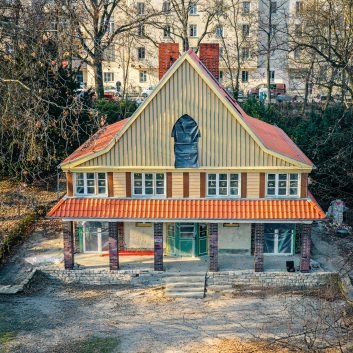 Denkmalgeschütztes Parkwächterhaus im Lietzenseepark in Berlin mit Jacobi Dachziegel H2 in naturrot