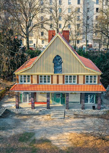 Denkmalgeschütztes Parkwächterhaus im Lietzenseepark in Berlin mit Jacobi Dachziegel H2 in naturrot