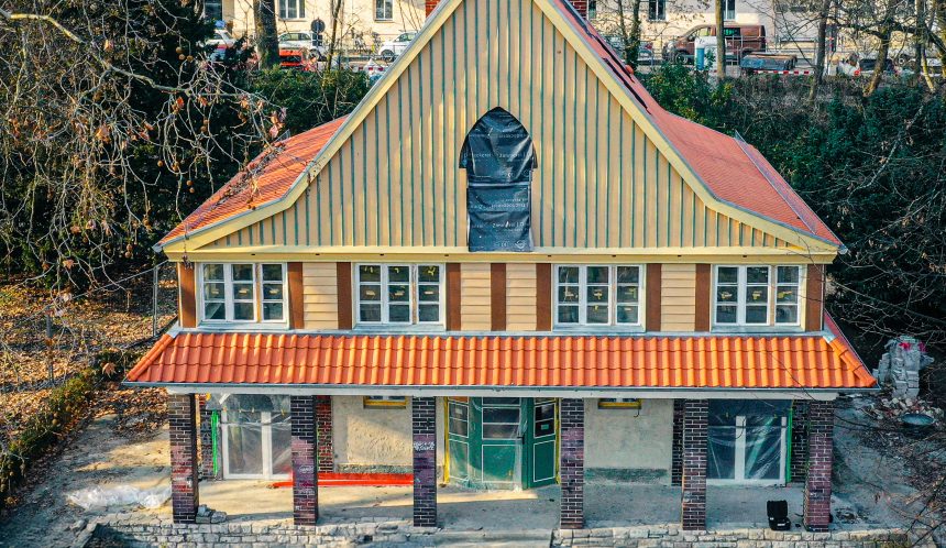 Denkmalgeschütztes Parkwächterhaus im Lietzenseepark in Berlin mit Jacobi Dachziegel H2 in naturrot