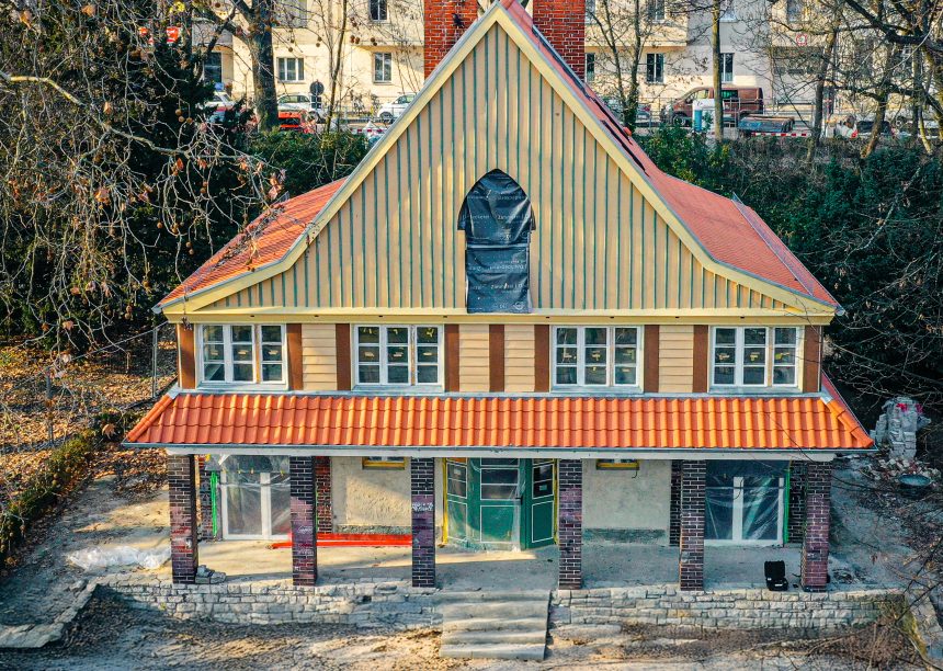 Denkmalgeschütztes Parkwächterhaus im Lietzenseepark in Berlin mit Jacobi Dachziegel H2 in naturrot