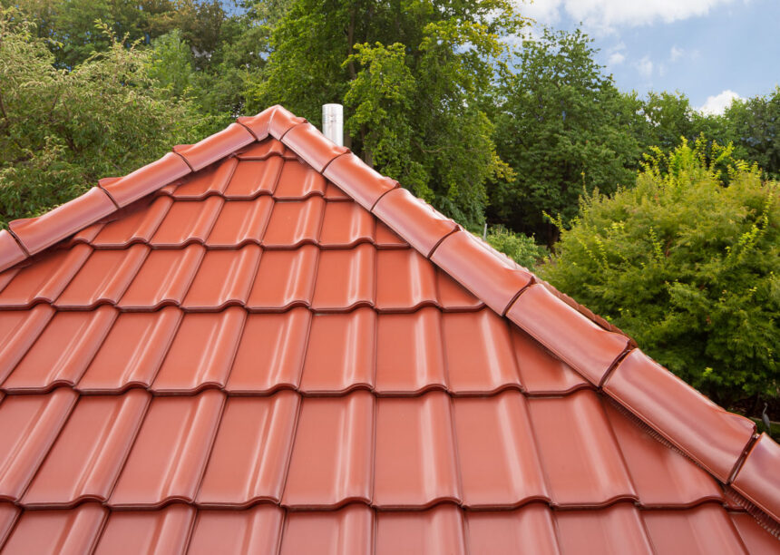 Wunderschön Dach mit Dachziegel J11v in toskanarot matt und Firstanschlußlüfterziegel