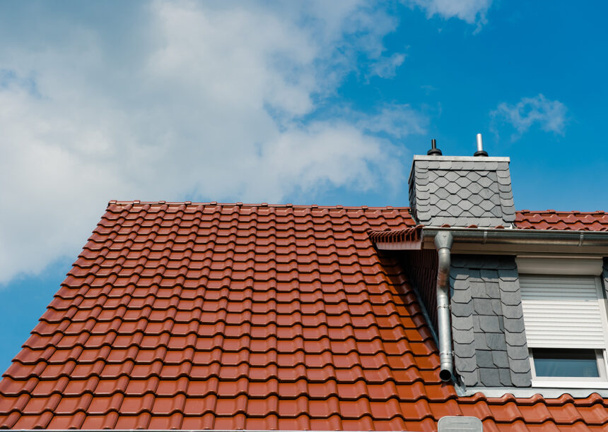 Sehr inspirierendes Mehrfamilienhaus mit Flachdachziegel J11v in der besonderen Mattglasur toskanarot mit Fokus auf die Ziegeldetails und Deckbild