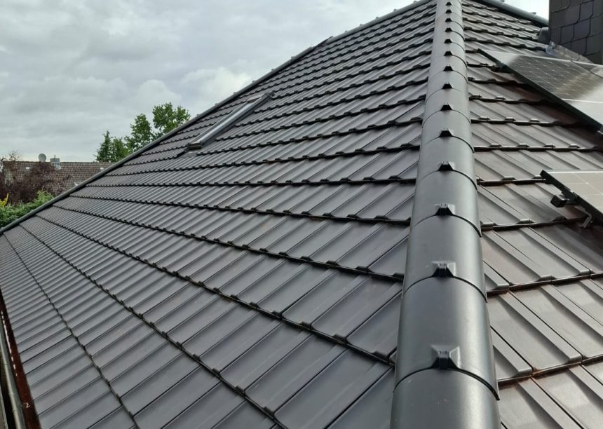Z12v Reformziegel - neuestes Jacobi Dachziegel Modell- auf Walmdach mit Dachfenster in der Farbe samtschwarz mit Firstziegel im Fokus