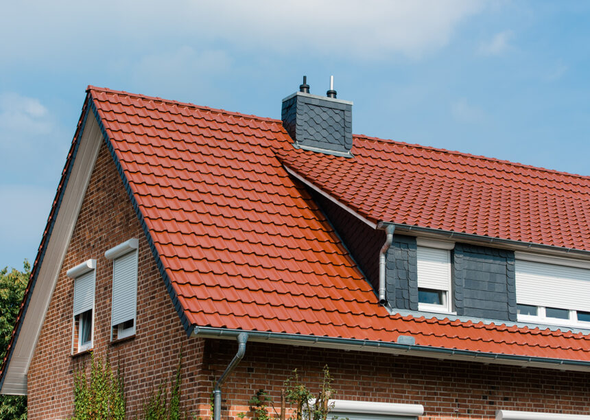 Sehr inspirierendes Mehrfamilienhaus mit Flachdachziegel J11v in der besonderen Mattglasur toskanarot matt auf Satteldach