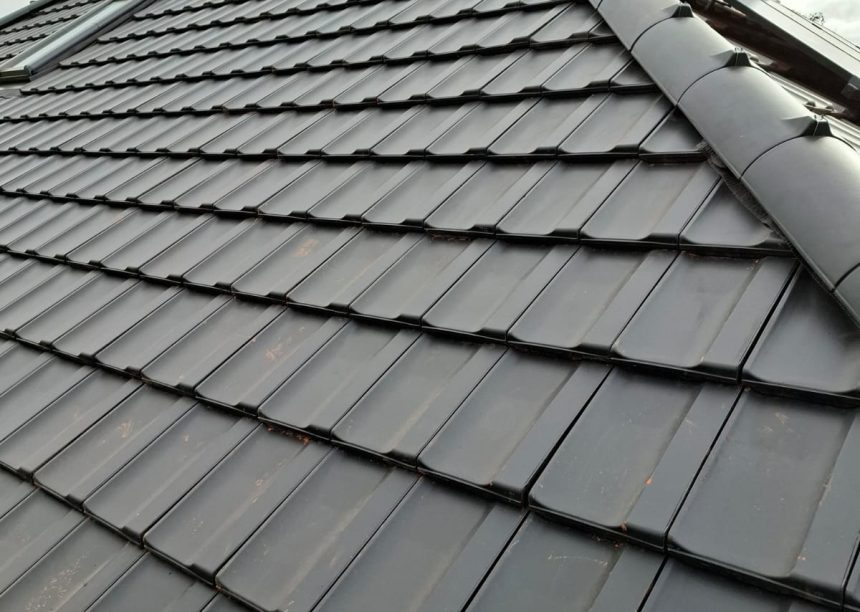 Z12v Reformziegel - neuestes Jacobi Dachziegel Modell- auf Walmdach mit Dachfenster in der Farbe samtschwarz mit Grat