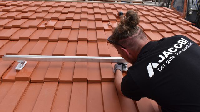 Unsere Anwendungstechnik beim Installieren einer K2 Schiene für PV Anlage