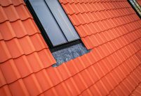 Denkmalgeschütztes Parkwächterhaus im Lietzenseepark in Berlin mit Jacobi Dachziegel H2 in naturrot hier mit Details vom Dach