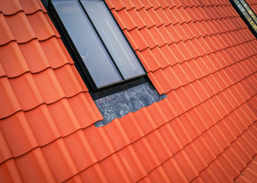 Denkmalgeschütztes Parkwächterhaus im Lietzenseepark in Berlin mit Jacobi Dachziegel H2 in naturrot hier mit Details vom Dach