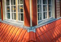 Grat mit F6v auf Denkmalgeschütztes Parkwächterhaus im Lietzenseepark in Berlin mit Jacobi Dachziegel H2 in naturrot