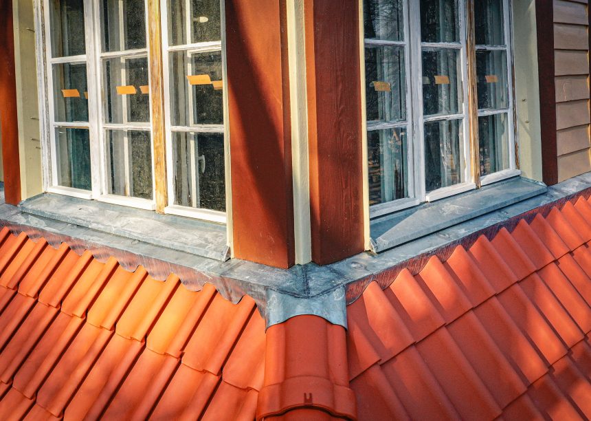 Grat mit F6v auf Denkmalgeschütztes Parkwächterhaus im Lietzenseepark in Berlin mit Jacobi Dachziegel H2 in naturrot