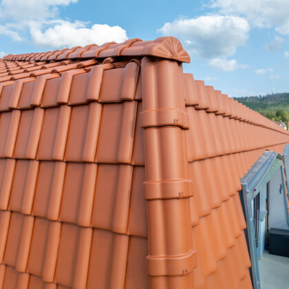 Mehrfamilienhaus mit Dachziegel von Jacobi J11v in altrot mit Details vom Firstanfänger F6v