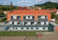 Mehrfamilienhaus mit Dachziegel von Jacobi J11v in altrot in der inspirierenden Gesamtansicht