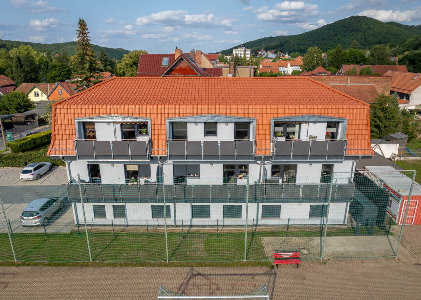 Mehrfamilienhaus mit Dachziegel von Jacobi J11v in altrot in der inspirierenden Gesamtansicht