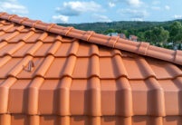 Mehrfamilienhaus mit Dachziegel von Jacobi J11v in altrot mit First F6v