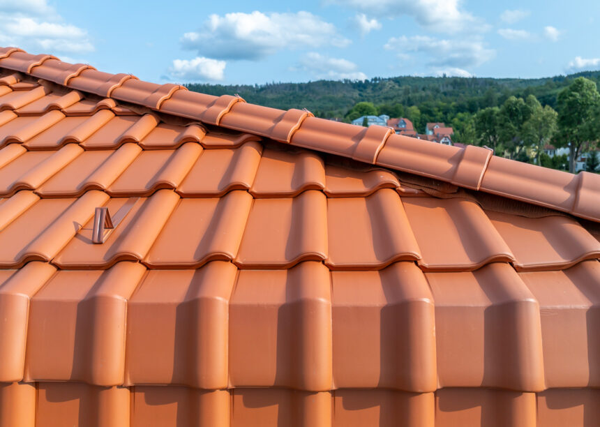 Mehrfamilienhaus mit Dachziegel von Jacobi J11v in altrot mit First F6v