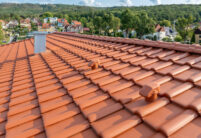 Mehrfamilienhaus mit Dachziegel von Jacobi J11v in altrot mit Bildfokus Sanitärlüfter