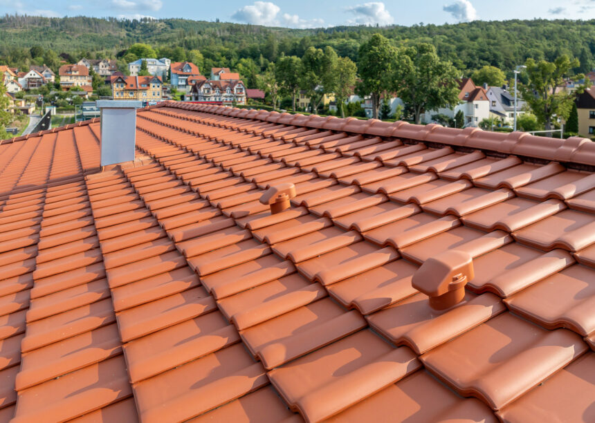 Mehrfamilienhaus mit Dachziegel von Jacobi J11v in altrot mit Bildfokus Sanitärlüfter