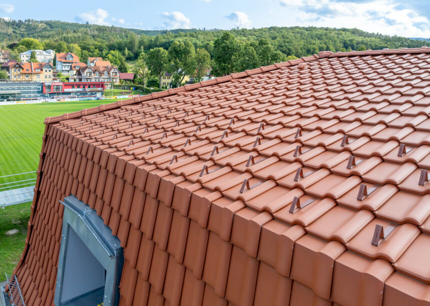 Mehrfamilienhaus mit Dachziegel von Jacobi J11v in altrot mit Bildfokus Knickziegel und Schneestopnasen