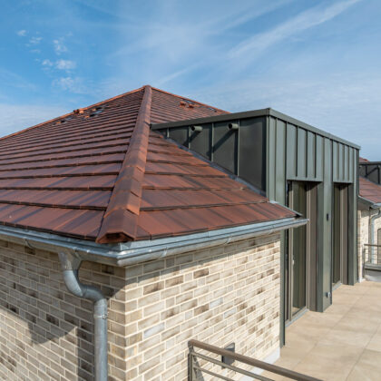 Stylischer Dachziegel, Stylist in der Sonderserie cottage auf besonderem Mehrfamilienhaus, mit Blick auf den Gratanfang und Klinker