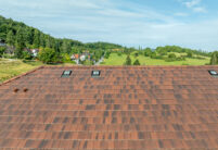 Stylischer Dachziegel, Stylist in der Sonderserie cottage auf besonderem Mehrfamilienhaus, mit super schöner Dachfläche in braun-erdigen Farbtönen