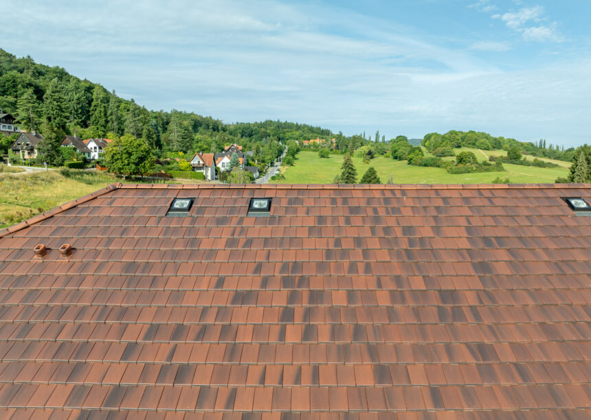 Stylischer Dachziegel, Stylist in der Sonderserie cottage auf besonderem Mehrfamilienhaus, mit super schöner Dachfläche in braun-erdigen Farbtönen