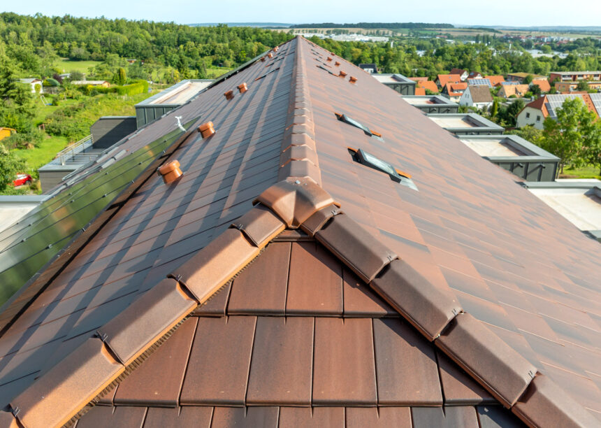 Stylischer Dachziegel, Stylist in der Sonderserie cottage auf besonderem Mehrfamilienhaus, mit Fokus auf die 3achsige Walmkappe aus unserem keramischen Zubehör