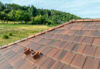 Stylischer Dachziegel, Stylist in der Sonderserie cottage auf besonderem Mehrfamilienhaus, mit Fokus auf Grat und Sanilüfter farblich perfekt abgestimmt