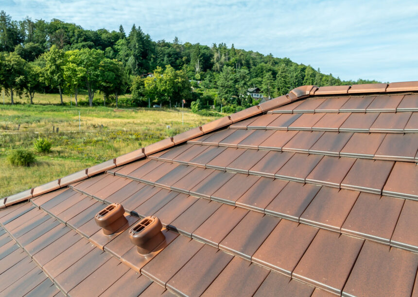 Stylischer Dachziegel, Stylist in der Sonderserie cottage auf besonderem Mehrfamilienhaus, mit Fokus auf Grat und Sanilüfter farblich perfekt abgestimmt