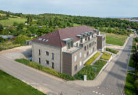 Stylischer Dachziegel, Stylist in der Sonderserie cottage auf besonderem Mehrfamilienhaus, hier Gesamtansicht