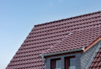 Satteldach von saniertem Einfamilienhaus mit Dachziegel J11v mit tollem Deckbild, Schiefer an der Schleppdachgaube und First F6v